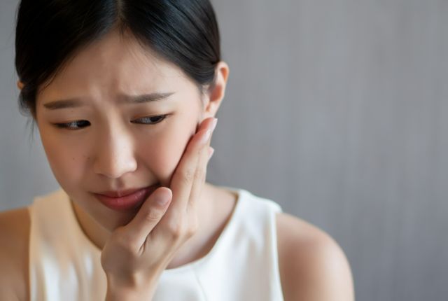 歯が痛い女性